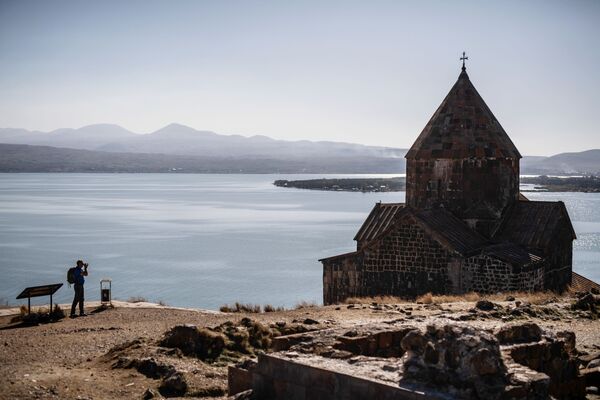 کلیسای سواناوانک، در ساحل دریاچه سوان  - اسپوتنیک افغانستان  