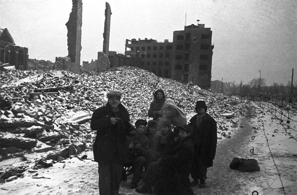 مردم در حال بازگشت به خانه‌های ویران شده شان – شهر ورشو، سال سال ۱۹۴۵ - اسپوتنیک افغانستان  