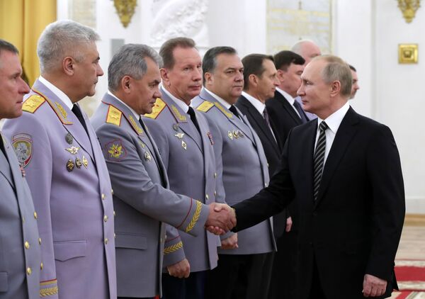 ولادیمیر پوتین، رئیس جمهور روسیه در جریان دیدار با افسران عالی رتبه  - اسپوتنیک افغانستان  