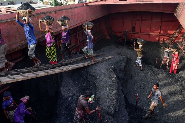 کارگران در حال تخلیه کشتی باربری حامل ذغال سنگ – شهر گابتالی، بنگلادش - اسپوتنیک افغانستان  