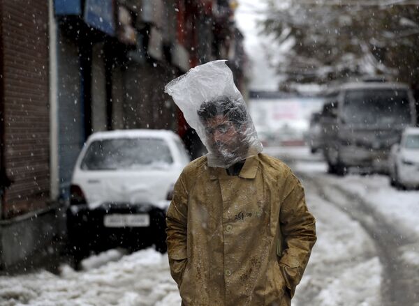 بارش برف در شهر سرینگر، ایالت جامو و کشمیر هند - اسپوتنیک افغانستان  
