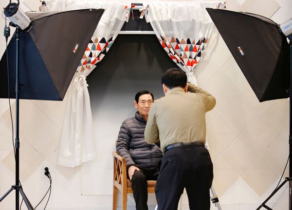 Участник позирует для похоронного портрета во время «живых похорон» в Сеуле, Южная Корея - اسپوتنیک افغانستان  