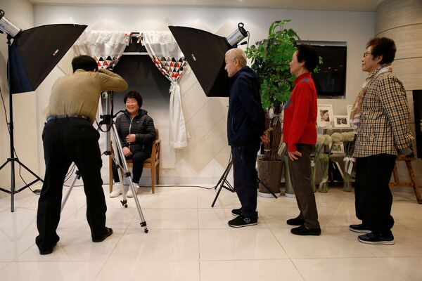 Участница позирует для похоронного портрета во время «живых похорон» в Сеуле, Южная Корея - اسپوتنیک افغانستان  