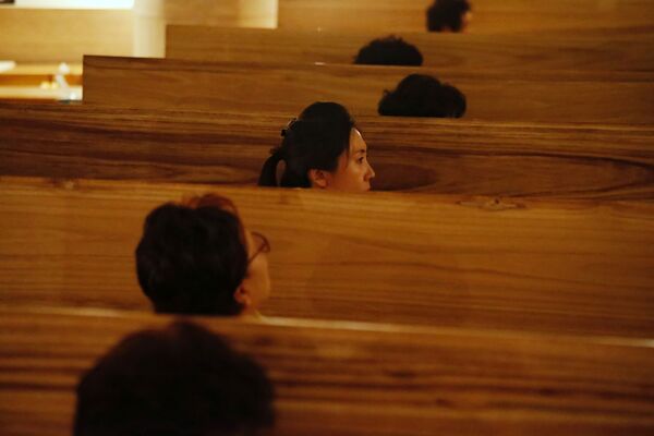 Участники сидят в гробах во время «живых похорон» в Сеуле, Южная Корея - اسپوتنیک افغانستان  
