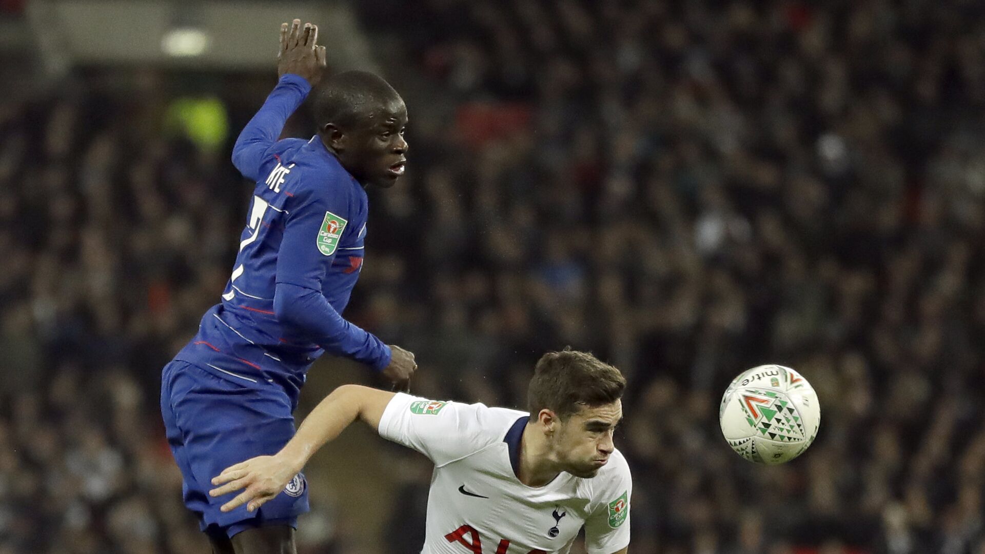Tottenham's Harry Winks, right, and Chelsea's N'Golo Kante jump for the ball during the English League Cup semifinal first leg soccer match between Tottenham Hotspur and Chelsea at Wembley Stadium in London, Tuesday, Jan. 8, 2019 - اسپوتنیک افغانستان  , 1920, 11.02.2022