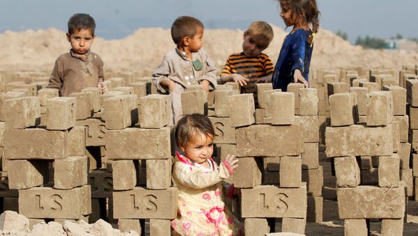 Афганские дети играют на кирпичном заводе на окраине города Джалал-Абад - اسپوتنیک افغانستان  