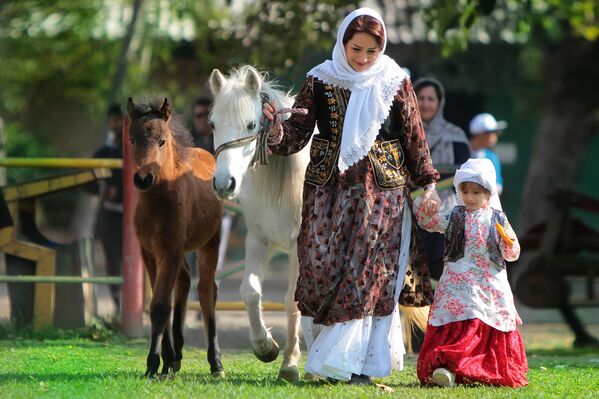 زنی همراه با دخترش، اسب نژاد کاسپین را برای مسابقه می آورد - اسپوتنیک افغانستان  