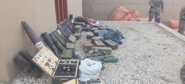 کشف یک ذخیره گاه بزرک جنگ افزار از منزل ولسوال خود خوانده گروه طالبان در فاریاب کشف یک ذخیره گاه بزرک جنگ افزار از منزل ولسوال خود خوانده گروه طالبان در فاریاب - اسپوتنیک افغانستان