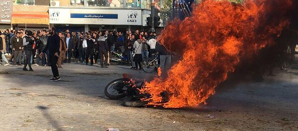 امریکا از اعتراضات در ایران توسط کشتی طیاره بردار حمایت میکند  امریکا از اعتراضات در ایران توسط کشتی طیاره بردار حمایت میکند - اسپوتنیک افغانستان