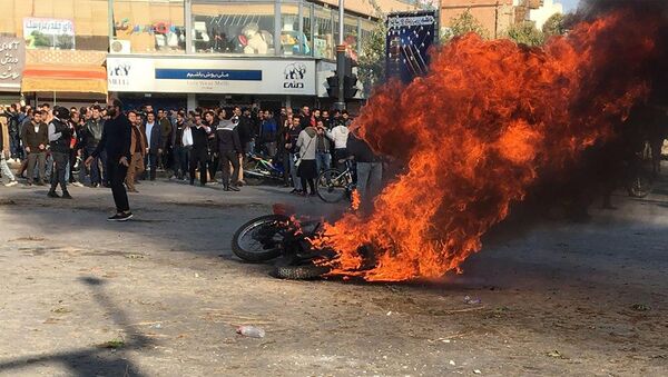 سوزاندن موتورسیکلت در جریان اعتراضات در ایران - اسپوتنیک افغانستان  