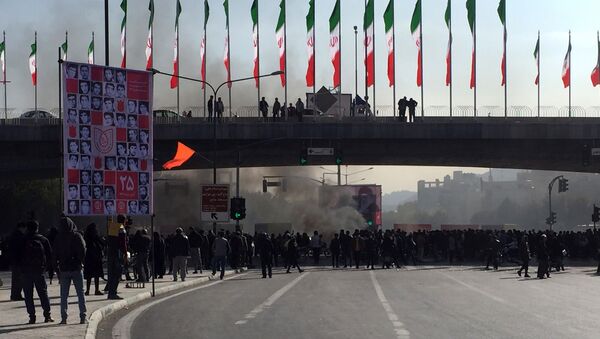 Дым во время протестов против повышения цен на бензин в Эсфахане, Иран  - اسپوتنیک افغانستان  