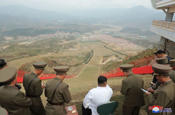 رهبر کوریای شمالی در حال بازدید از استراحت گاهی در یاندوک - اسپوتنیک افغانستان  