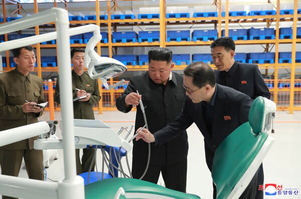 رهبر کوریای شمالی در حال بازرسی از کارخانه تجهیزات پزشکی مخیانسان - اسپوتنیک افغانستان  