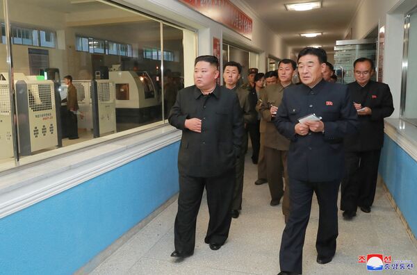 رهبر کوریای شمالی در حال بازرسی از کارخانه تجهیزات پزشکی مخیانسان - اسپوتنیک افغانستان  
