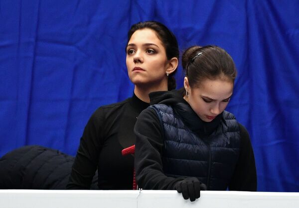 ورزشکاران روسیه، اوگنیا مدودوا و الینا زاگیتووا  در مسابقات رقص روی یخ در مسکو - اسپوتنیک افغانستان  