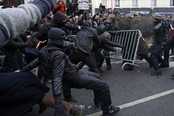 درگیری بین معترضان و پولیس در راهپیمایی پاریس - اسپوتنیک افغانستان  