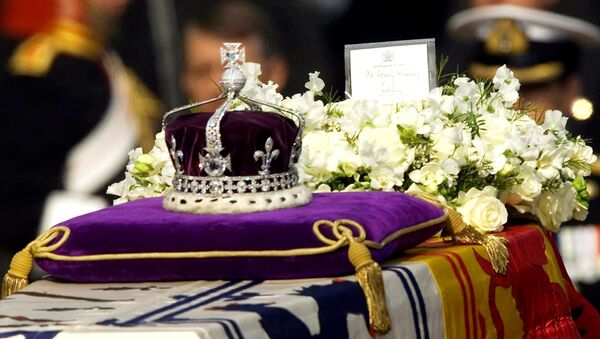 The Koh-i-noor, or mountain of light, diamond, set in the Maltese Cross at the front of the crown made for Britain's late Queen Mother Elizabeth, is seen on her coffin, along with her personal standard, a wreath and a note from her daughter, Queen Elizabeth II, as it is drawn to London's Westminster Hall in this April 5, 2002 file photo. - اسپوتنیک افغانستان  