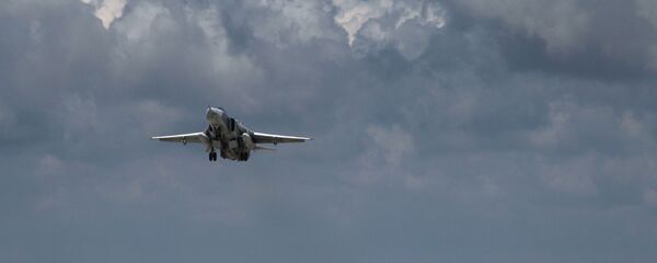 طیاره سو - 24 روسیه در حال پرواز از میدان هوایی حمیمیم در سوریه - اسپوتنیک افغانستان  