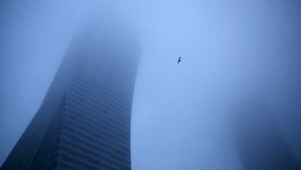 Птица летит перед небоскребом, окутанным туманом в центре Варшавы, Польша  - اسپوتنیک افغانستان  