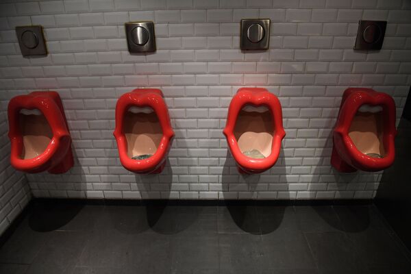 توالت ها به شکل لب که توسط هنرمند هالندی میک وان شیندل طراحی شده است
 - اسپوتنیک افغانستان  