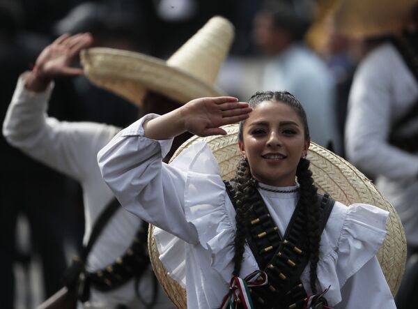 نمایش لباس در رسم  گذشت روز انقلاب مکسیکو - اسپوتنیک افغانستان  