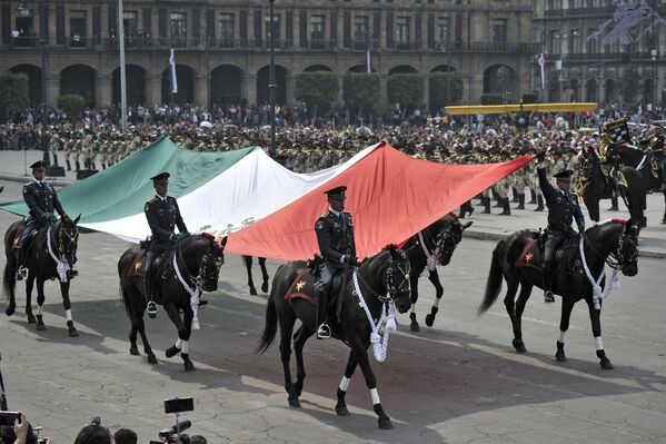 شرکت کنندگان در رسم  گذشت نظامی به افتخار روز انقلاب در مکسیکو - اسپوتنیک افغانستان  
