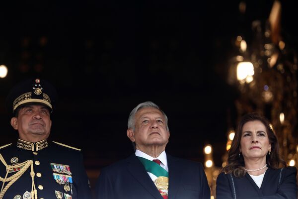 رئیس جمهور مکسیکو «آندرس مانوئل لوپز اوبرادور» به همراه همسرش «بیتریس گوتیرز مولر» و وزیر دفاع «لوئیس ساندولا» در جشن روز انقلاب - اسپوتنیک افغانستان  