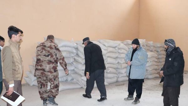 توزیع مواد غذایی برای خانواده شهدای پولیس در سرپل - اسپوتنیک افغانستان  