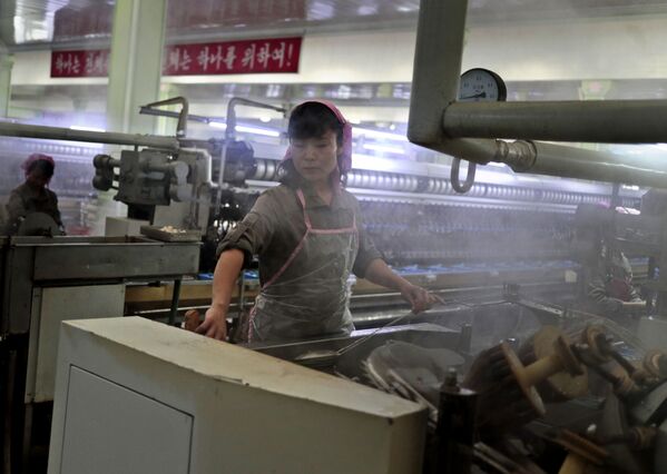 کارگری در کارخانه کیم جونگ سوک در پیونگ یانگ - اسپوتنیک افغانستان  