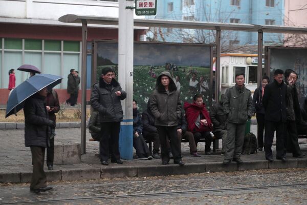مردم در ایستگاه شهری در پیونگ یانگ
 - اسپوتنیک افغانستان  