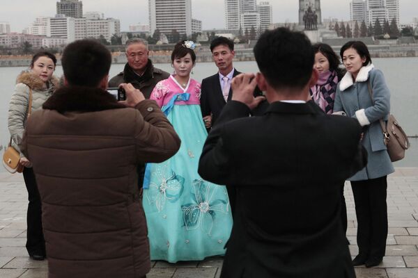 عروس و داماد در عروسی شان در پیونگ یانگ کوریای شمالی
 - اسپوتنیک افغانستان  