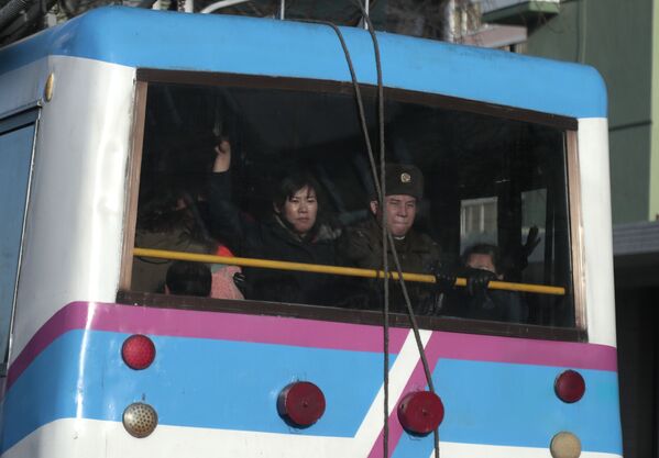 مسافران بس برقی در پیونگ یانگ کوریای شمالی
 - اسپوتنیک افغانستان  
