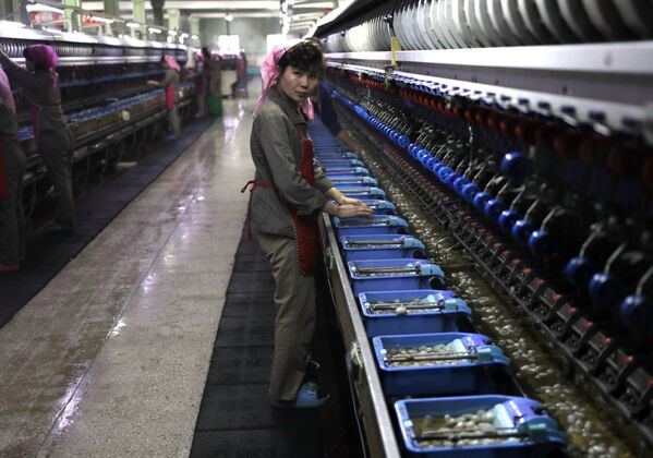 کارگر کارخانه در پیونگ یانگ کوریای شمالی
 - اسپوتنیک افغانستان  