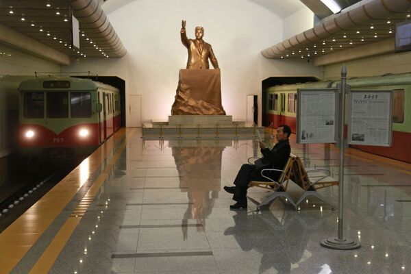 مجسمه رهبر سابق کوریای شمالی در ایستگاه مترو پیونگ یانگ
 - اسپوتنیک افغانستان  