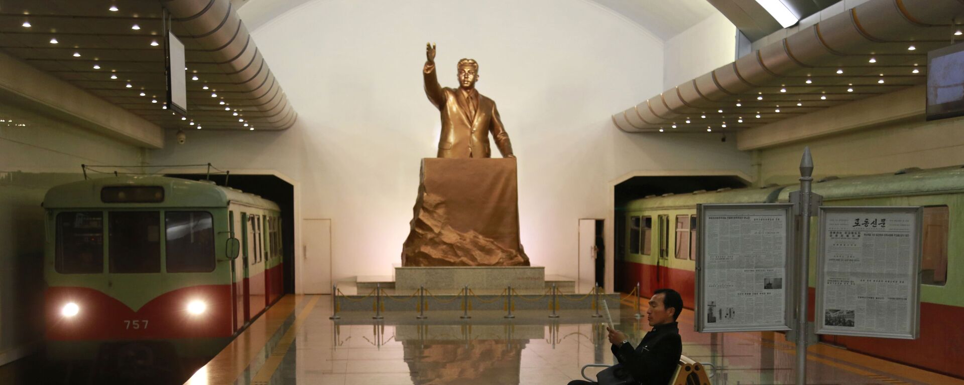 Статуя покойного лидера Северной Кореи Ким Ир Сена на станции метро Kaeson в Пхеньяне, Северная Корея - اسپوتنیک افغانستان  , 1920, 15.12.2021
