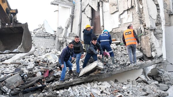 اشک‌های وزیر دفاع آلبانیا برای جان باختگان زلزله + ویدیو - اسپوتنیک افغانستان  