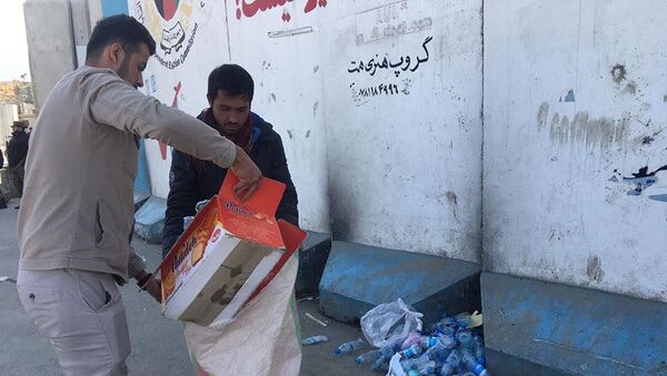 ابتکار تظاهرات امروز: معترضان زباله‌های ریخته شده را جمع‌آوری کردند - اسپوتنیک افغانستان  