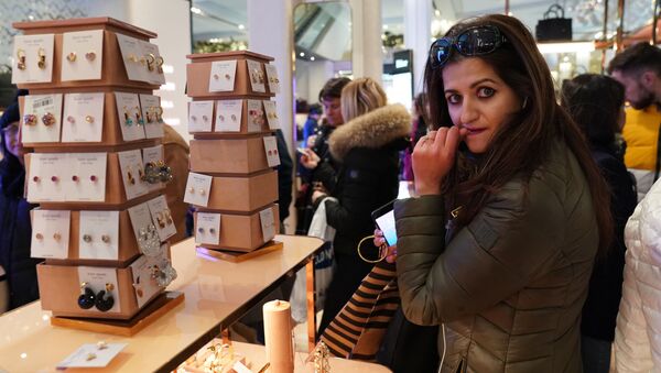 نوجوانی امریکایی در یکی از فروشگاه نیویورک - اسپوتنیک افغانستان  