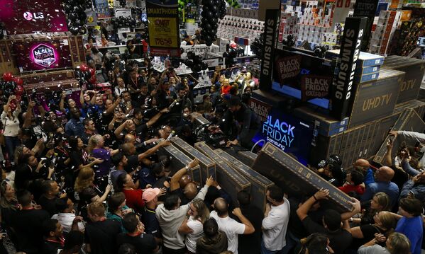 Покупатели у стенда с телевизорами во время Черной пятницы в Сан-Паулу, Бразилия  - اسپوتنیک افغانستان  