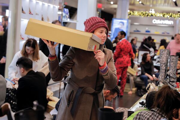 Девушка в магазине во время скидок в Нью-Йорке - اسپوتنیک افغانستان  