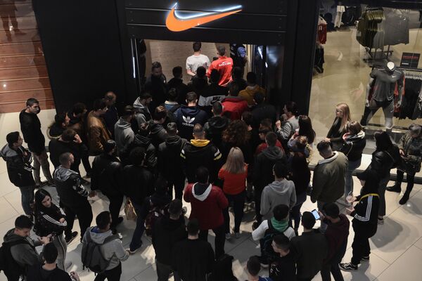Покупатели у входа в магазин спортивной одежды Nike в Черную пятницу, Салоники, Греция - اسپوتنیک افغانستان  