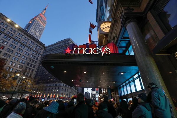 Люди в ожидании открытия универмага Macy's в Черную пятницу, Манхэттен, Нью-Йорк, США - اسپوتنیک افغانستان  