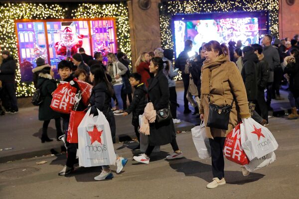 Люди с сумками из универмага Macy's в Черную пятницу, Манхэттен, Нью-Йорк, США - اسپوتنیک افغانستان  
