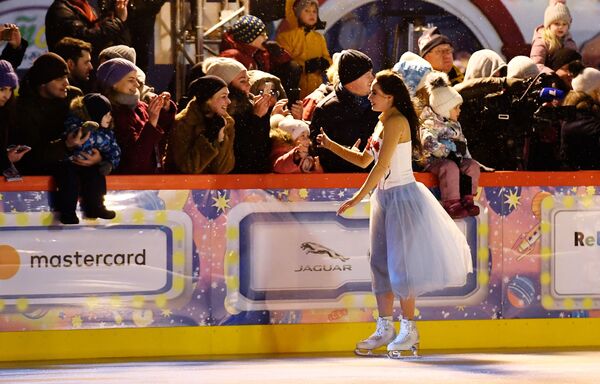 آلینا زاگیتووا ورزشکار معروف رقص زوی یخ در روی افتتاح میدان اسکیت روی یخ میدان سرخ مسکو - اسپوتنیک افغانستان  