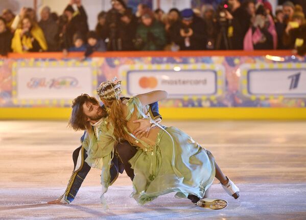 تاتیانا نافکا و پیتر چرنیشوف  ورزشکاران معروف رقص روی یخ در روز افتتاح میدان اسکیت روی یخ میدان سرخ مسکو - اسپوتنیک افغانستان  