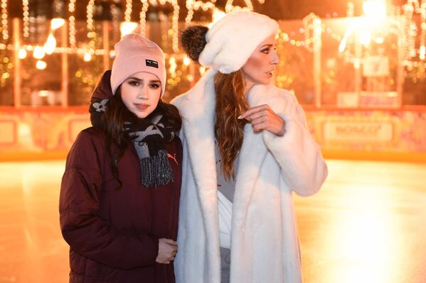 میدان اسکیت روی یخ میدان سرخ مسکو -تاتیانا نافکا و آلینا زاگیتووا ورزشکاران معروف رقص روی یخ روسیه
 - اسپوتنیک افغانستان  