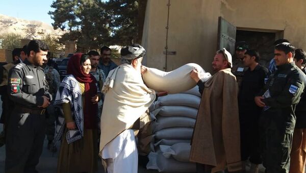 توزیع مواد غذایی برای خانواده های شهدای پولیس - اسپوتنیک افغانستان  