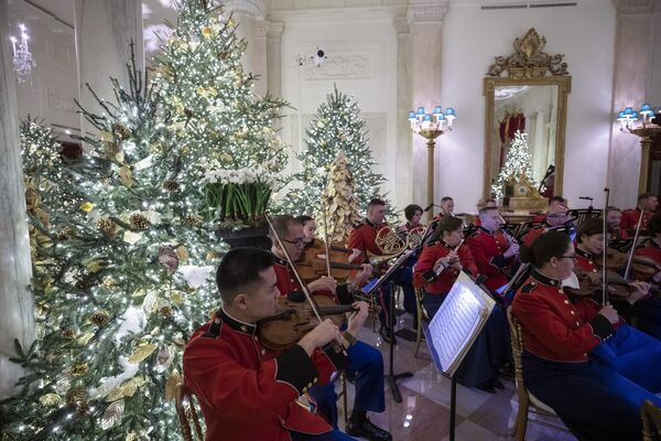 دیکوریشن جشن کریسمس در کاخ سفید  .
اجرای ارکستر پریزدنت - اسپوتنیک افغانستان  