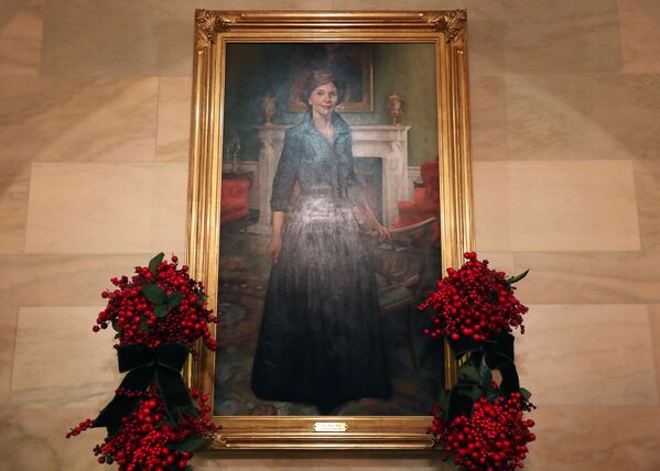 دیکوریشن جشن کریسمس در کاخ سفید  .
تابلوی لورا بوش، بانوی نخست سابق امریکا  در دیوار کاخ سفید. - اسپوتنیک افغانستان  