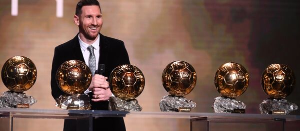 Аргентинский футболист Лионель Месси на церемонии вручения премии Золотой мяч в Париже  Аргентинский футболист Лионель Месси на церемонии вручения премии Золотой мяч в Париже  - اسپوتنیک افغانستان